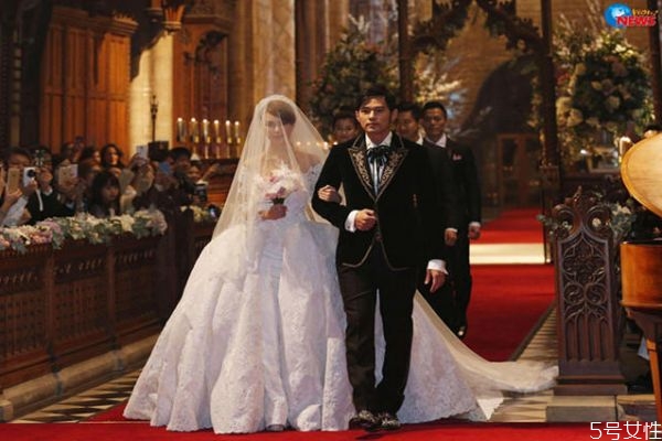 結(jié)婚大約需要多少錢 結(jié)婚需要買什么東西 結(jié)婚大約需要多少錢 結(jié)婚需要買什么東西