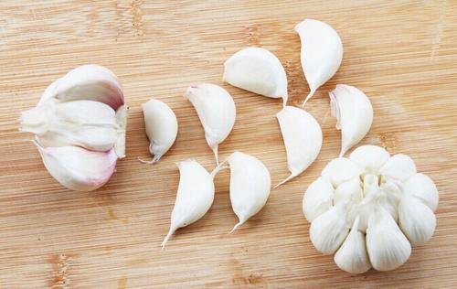 大蒜放冰箱冷藏會(huì)發(fā)芽嗎 大蒜冷凍會(huì)怎樣 大蒜放冰箱冷藏會(huì)發(fā)芽嗎 大蒜冷凍會(huì)怎樣