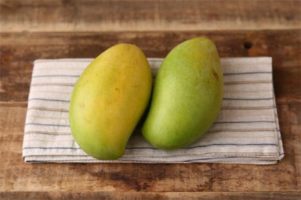 青芒為什么這么硬 青芒果硬的是沒(méi)熟嗎 青芒為什么這么硬 青芒果硬的是沒(méi)熟嗎