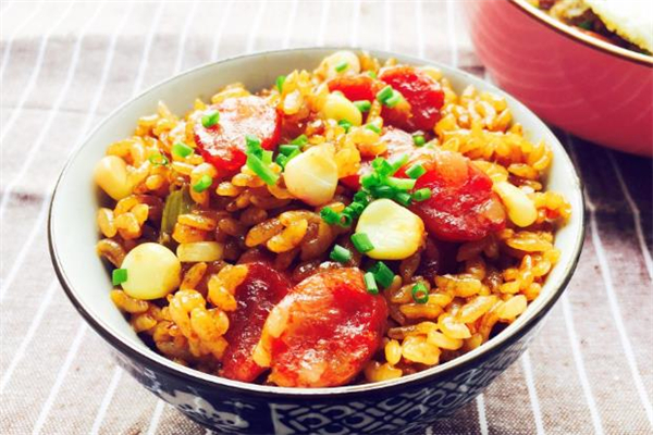 香腸燜飯的做法 香腸燜飯熱量高嗎 香腸燜飯的做法 香腸燜飯熱量高嗎