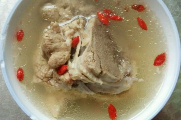 熬骨頭湯加冷水還是熱水 淡菜骨頭湯怎么做好吃 熬骨頭湯加冷水還是熱水 淡菜骨頭湯怎么做好吃