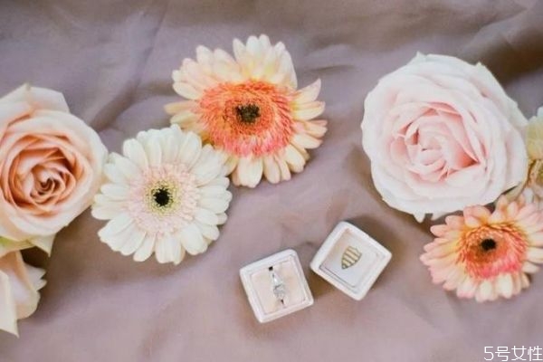 三金和彩禮什么時候給 給結婚彩禮的時間