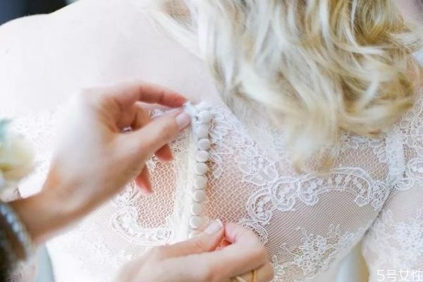 三金和彩禮什么時(shí)候給 給結(jié)婚彩禮的時(shí)間 三金和彩禮什么時(shí)候給 給結(jié)婚彩禮的時(shí)間