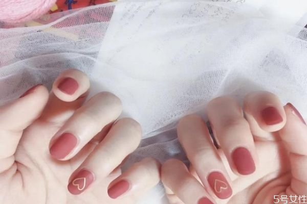 適合秋季的美甲風(fēng)格有哪些 秋季做什么美甲才好看 適合秋季的美甲風(fēng)格有哪些 秋季做什么美甲才好看