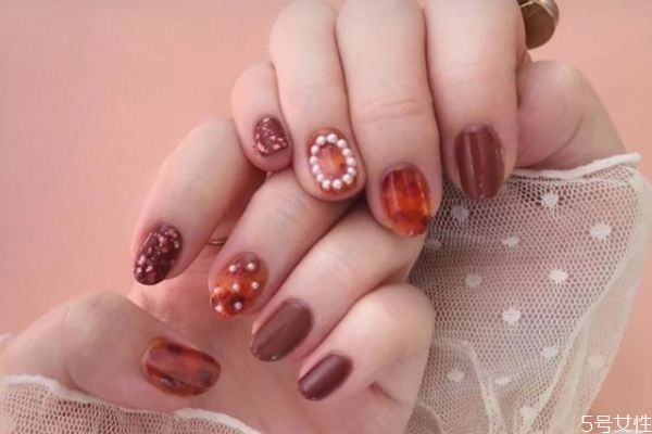 適合秋季的美甲風(fēng)格有哪些 秋季做什么美甲才好看 適合秋季的美甲風(fēng)格有哪些 秋季做什么美甲才好看