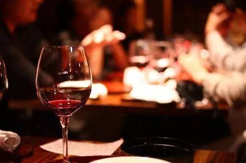 空腹喝酒會(huì)長胖嗎 空腹喝酒有什么危害 空腹喝酒會(huì)長胖嗎 空腹喝酒有什么危害