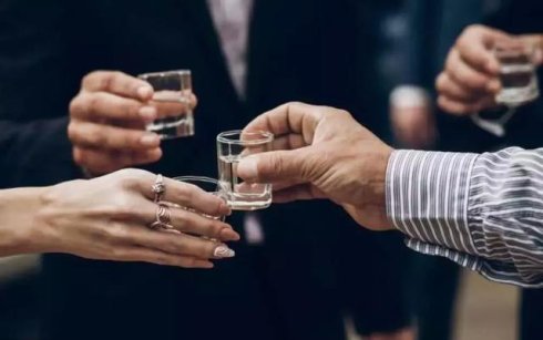 皮膚過敏期間能喝酒嗎 皮膚過敏喝酒對皮膚有影響嗎 皮膚過敏期間能喝酒嗎 皮膚過敏喝酒對皮膚有影響嗎