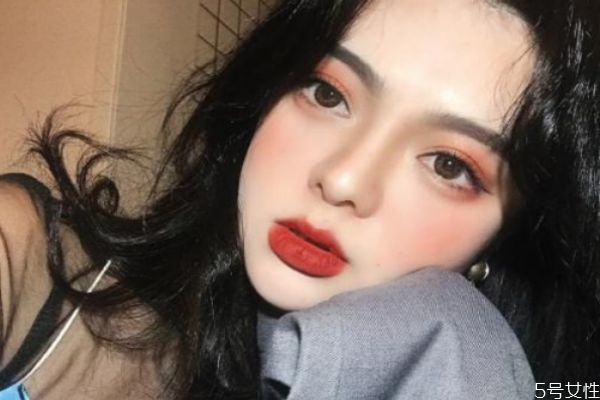 美瞳的危害有哪些 哪些人不適合戴美瞳 美瞳的危害有哪些 哪些人不適合戴美瞳