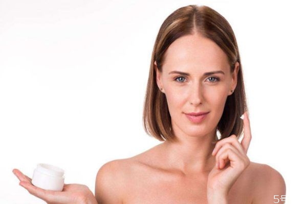 干性皮膚的特點(diǎn)是什么 干性皮膚冬季護(hù)膚方法 干性皮膚的特點(diǎn)是什么 干性皮膚冬季護(hù)膚方法