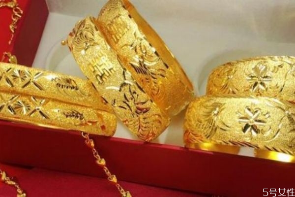 三金和鉆戒包括什么 三金和鉆石戒指什么時候送 三金和鉆戒包括什么 三金和鉆石戒指什么時候送