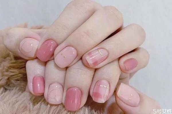 甲油膠和指甲油的區(qū)別是什么 甲油膠怎么卸掉 甲油膠和指甲油的區(qū)別是什么 甲油膠怎么卸掉