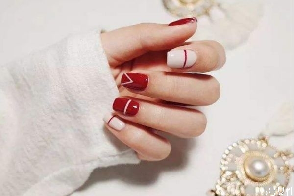 甲油膠和指甲油的區(qū)別是什么 甲油膠怎么卸掉 甲油膠和指甲油的區(qū)別是什么 甲油膠怎么卸掉