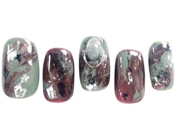 簡(jiǎn)單的美甲雕花步驟 美甲雕花的制作技巧 簡(jiǎn)單的美甲雕花步驟 美甲雕花的制作技巧