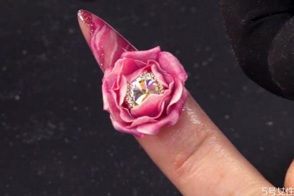 美甲雕花的技巧 美甲雕花教程 美甲雕花的技巧 美甲雕花教程