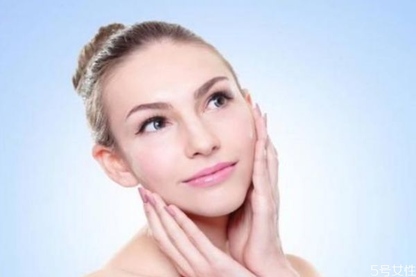 皮膚愛出油怎么調(diào)理 皮膚很油怎么辦 皮膚愛出油怎么調(diào)理 皮膚很油怎么辦