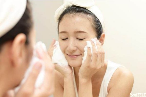 皮膚干燥掉皮屑怎么辦 皮膚干燥掉皮是什么原因 皮膚干燥掉皮屑怎么辦 皮膚干燥掉皮是什么原因