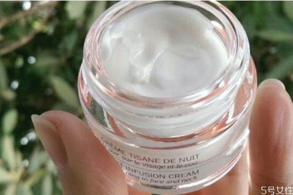 面霜適合早上用還是晚上用 早上要不要用面霜 面霜適合早上用還是晚上用 早上要不要用面霜