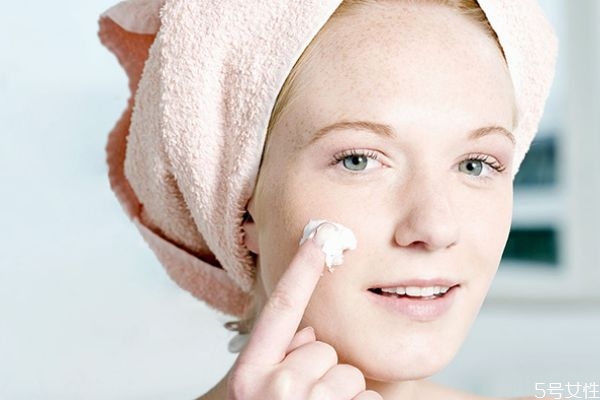 皮膚愛出油怎么調(diào)理 皮膚很油怎么辦 皮膚愛出油怎么調(diào)理 皮膚很油怎么辦