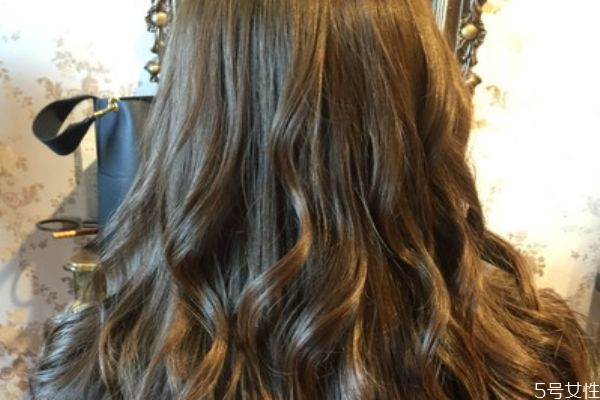 燙發(fā)和染發(fā)是分開還是應(yīng)該一起 燙發(fā)和染發(fā)的時(shí)間順序