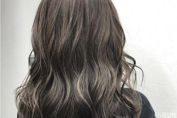 偏黑色的染發(fā)顏色有哪些 染發(fā)劑怎么挑選 偏黑色的染發(fā)顏色有哪些 染發(fā)劑怎么挑選
