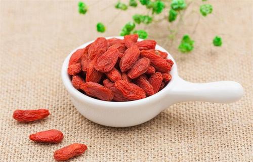 枸杞為什么越曬越濕 枸杞受潮了還能吃嗎 枸杞為什么越曬越濕 枸杞受潮了還能吃嗎