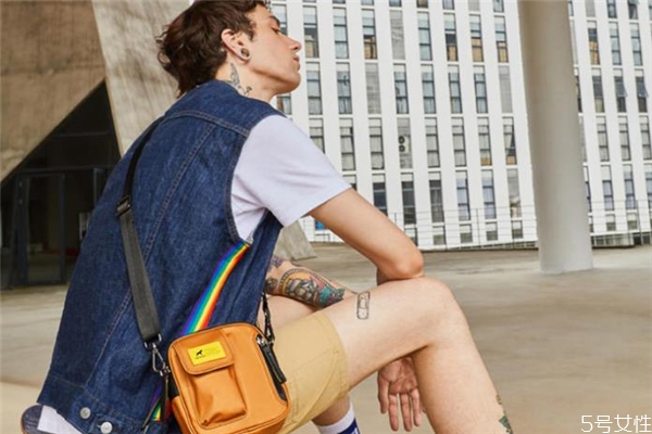 春天背什么顏色包包好看 春天流行背什么顏色包包 春天背什么顏色包包好看 春天流行背什么顏色包包