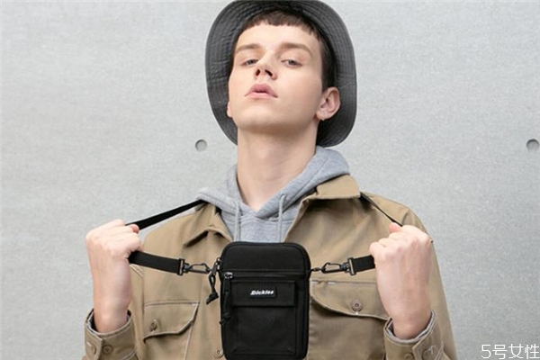 春天背什么顏色包包好看 春天流行背什么顏色包包 春天背什么顏色包包好看 春天流行背什么顏色包包