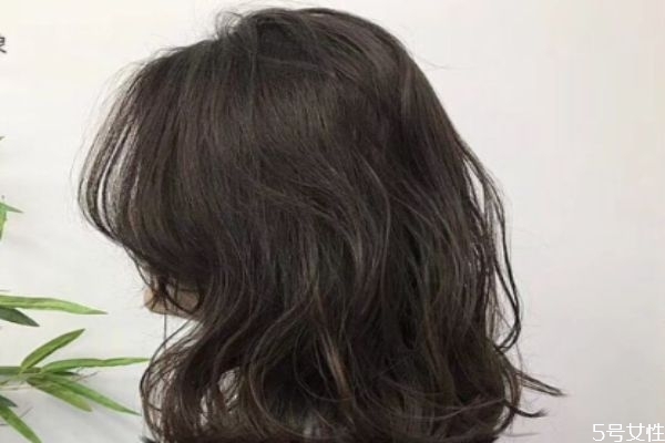 偏黑色的染發(fā)顏色有哪些 染發(fā)劑怎么挑選 偏黑色的染發(fā)顏色有哪些 染發(fā)劑怎么挑選