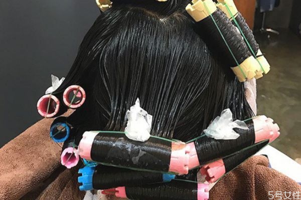 染發(fā)劑怎么調(diào)色 使用染發(fā)劑要注意什么 染發(fā)劑怎么調(diào)色 使用染發(fā)劑要注意什么