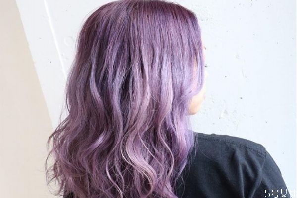 染過的頭發(fā)會越洗越淺嗎 頭發(fā)越洗顏色越淺的原因 染過的頭發(fā)會越洗越淺嗎 頭發(fā)越洗顏色越淺的原因