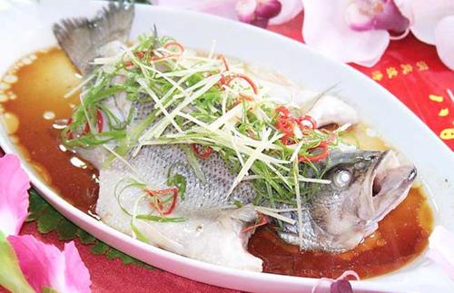 清蒸鱸魚蒸久了會怎樣 清蒸鱸魚的水要倒掉嗎 清蒸鱸魚蒸久了會怎樣 清蒸鱸魚的水要倒掉嗎