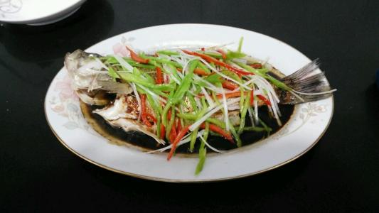 清蒸鱸魚(yú)是開(kāi)水還是冷水 清蒸鱸魚(yú)要用大火嗎 清蒸鱸魚(yú)是開(kāi)水還是冷水 清蒸鱸魚(yú)要用大火嗎