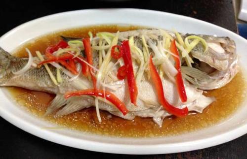 清蒸鱸魚(yú)是開(kāi)水還是冷水 清蒸鱸魚(yú)要用大火嗎 清蒸鱸魚(yú)是開(kāi)水還是冷水 清蒸鱸魚(yú)要用大火嗎