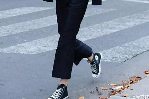 全身黑配什么顏色鞋子 女生穿一身黑配什么鞋 全身黑配什么顏色鞋子 女生穿一身黑配什么鞋