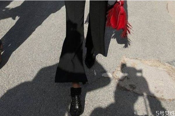 全身黑配什么顏色鞋子 女生穿一身黑配什么鞋 全身黑配什么顏色鞋子 女生穿一身黑配什么鞋