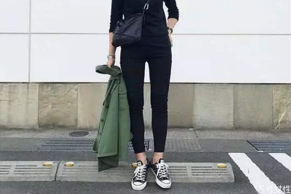 全身黑配什么顏色鞋子 女生穿一身黑配什么鞋 全身黑配什么顏色鞋子 女生穿一身黑配什么鞋