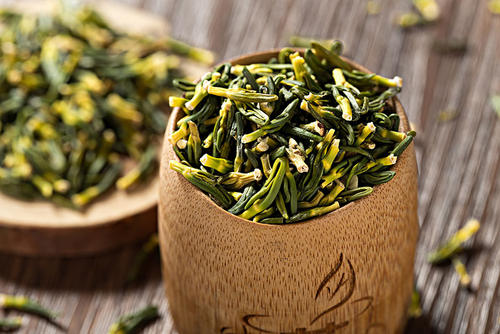 蓮子煮粥要去芯嗎 蓮子芯吃多了會(huì)怎樣 蓮子煮粥要去芯嗎 蓮子芯吃多了會(huì)怎樣