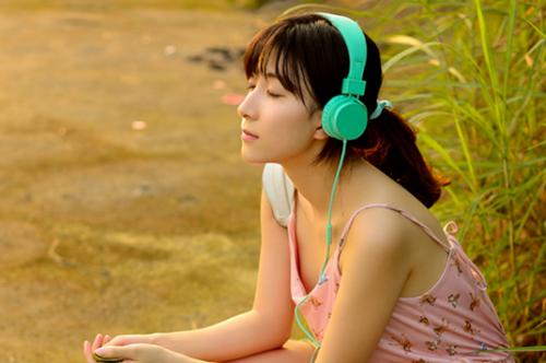 邊聽歌邊睡覺好嗎 睡覺時可以戴耳機(jī)聽歌嗎 邊聽歌邊睡覺好嗎 睡覺時可以戴耳機(jī)聽歌嗎