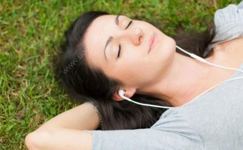 邊聽歌邊睡覺好嗎 睡覺時可以戴耳機(jī)聽歌嗎 邊聽歌邊睡覺好嗎 睡覺時可以戴耳機(jī)聽歌嗎