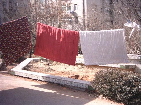 被子曬多久較好 冬季什么時間曬被子好 被子曬多久較好 冬季什么時間曬被子好