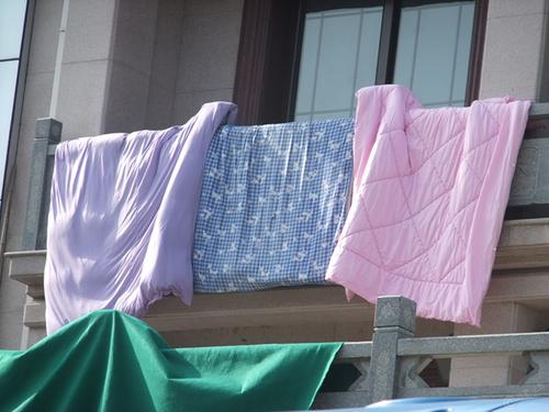 被子曬多久較好 冬季什么時間曬被子好 被子曬多久較好 冬季什么時間曬被子好