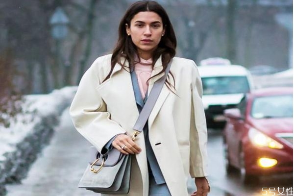 冬天穿大衣好看嗎 冬天穿大衣怕冷怎么辦 冬天穿大衣好看嗎 冬天穿大衣怕冷怎么辦