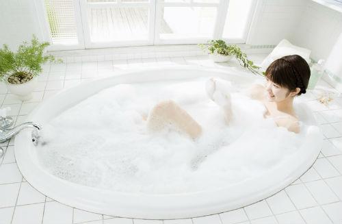 夏天可以天天泡澡嗎 泡澡對(duì)懷孕有影響嗎 夏天可以天天泡澡嗎 泡澡對(duì)懷孕有影響嗎
