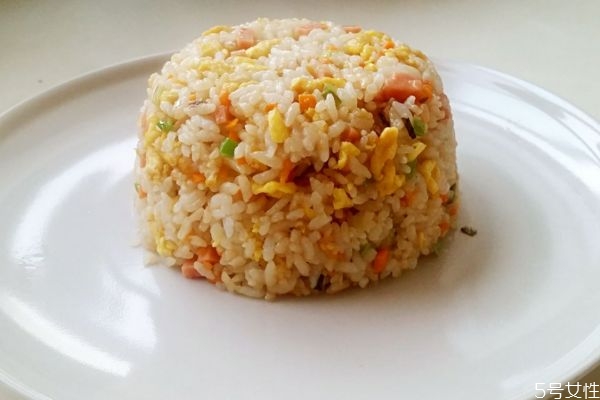 蛋炒飯是先放蛋還是先放飯 蛋炒飯怎么去腥味 蛋炒飯是先放蛋還是先放飯 蛋炒飯怎么去腥味