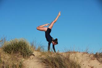 倒立能緩解頭痛嗎 倒立會導致頭痛嗎 倒立能緩解頭痛嗎 倒立會導致頭痛嗎