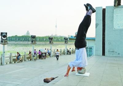 倒立能緩解頭痛嗎 倒立會導致頭痛嗎 倒立能緩解頭痛嗎 倒立會導致頭痛嗎