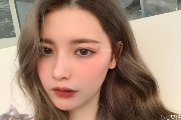 戴隱形眼鏡眼睛充血是什么原因 戴隱形眼睛充血妙招 戴隱形眼鏡眼睛充血是什么原因 戴隱形眼睛充血妙招