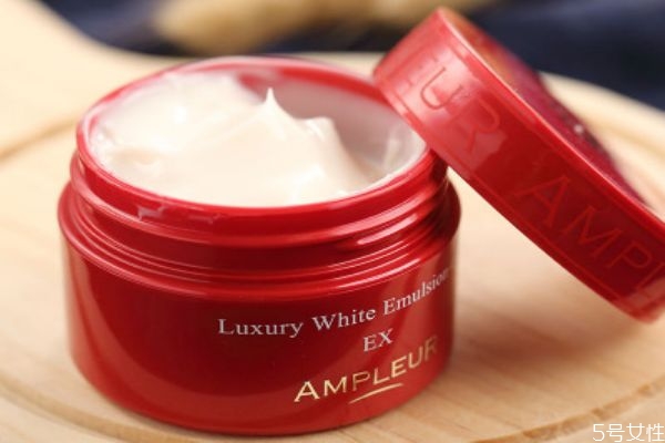 面霜和精華哪個更重要 精華和面霜的正確使用方法 面霜和精華哪個更重要 精華和面霜的正確使用方法