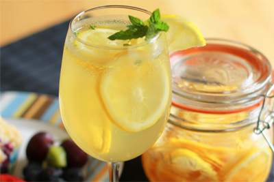 檸檬蜂蜜能用塑料瓶裝嗎 檸檬蜂蜜用什么裝好 檸檬蜂蜜能用塑料瓶裝嗎 檸檬蜂蜜用什么裝好