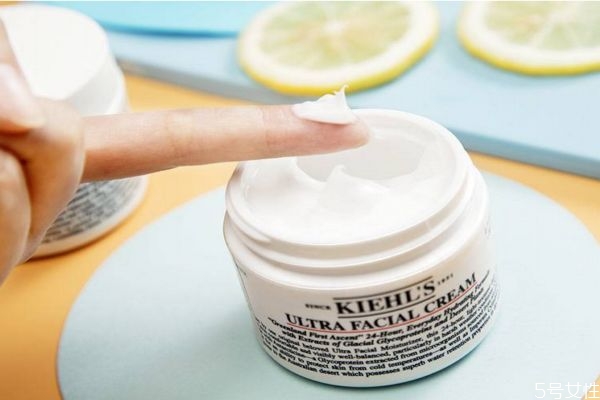 面霜和精華哪個更重要 精華和面霜的正確使用方法 面霜和精華哪個更重要 精華和面霜的正確使用方法